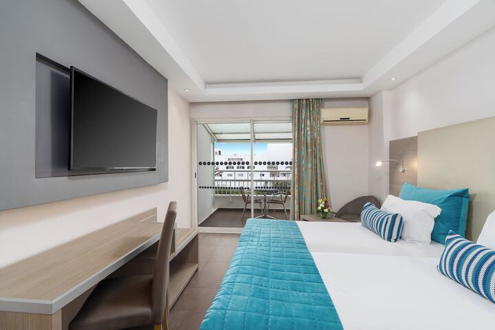 Room 35 of 184