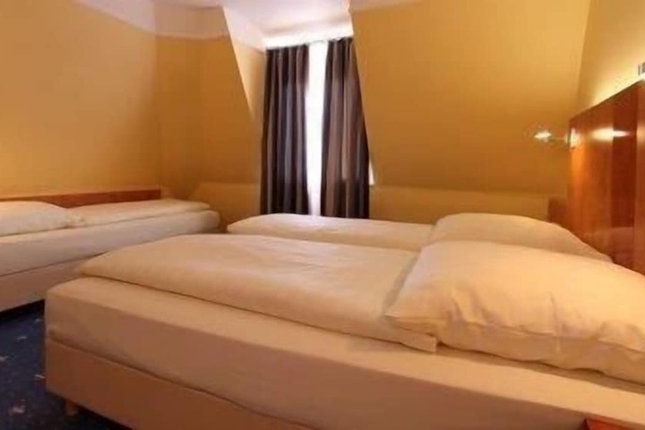 Room 10 of 74