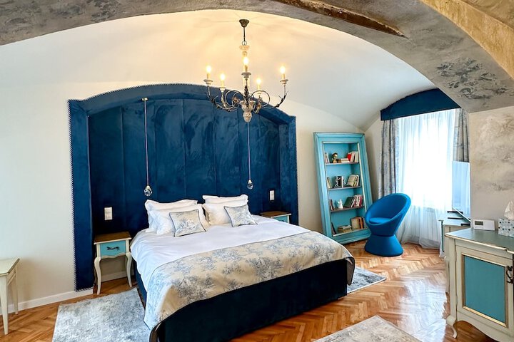 Room 5 of 22