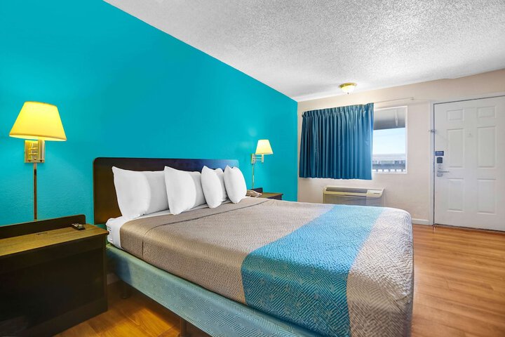 1 King Bed (11 of 13)