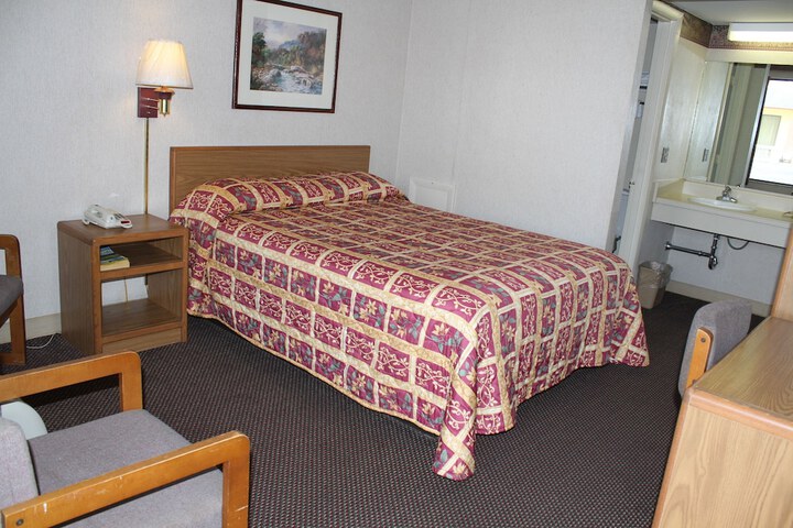 1 Queen Bed (4 of 18)