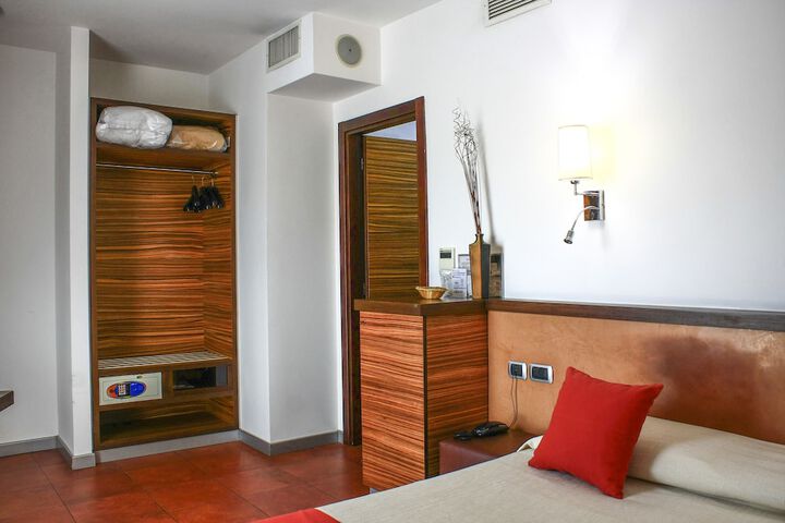 Room 12 of 35