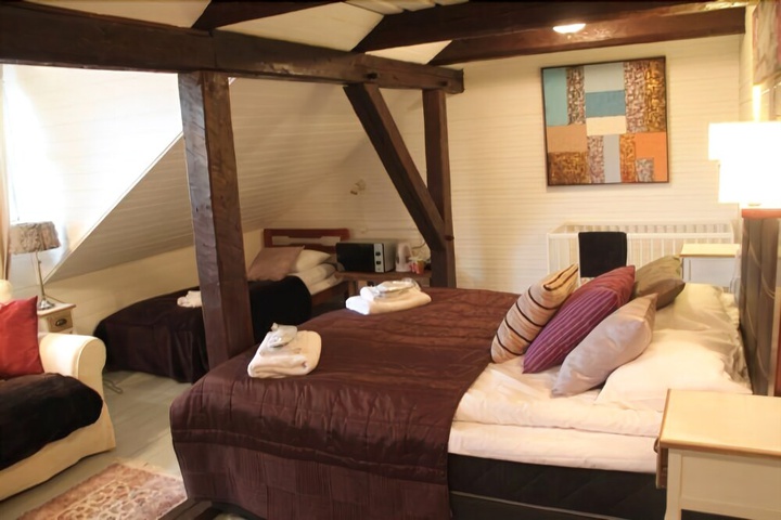 Room 2 of 25