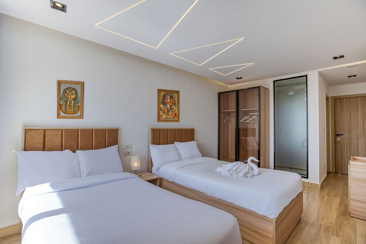 Room 8 of 32