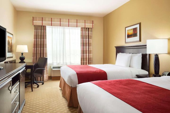 2 Queen Beds (6 of 13)