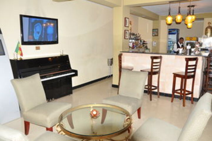 Lounge 20 of 29