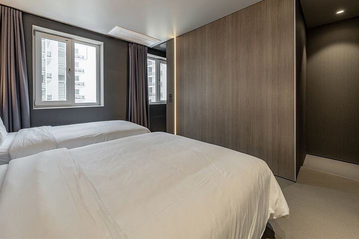 Room 2 of 36