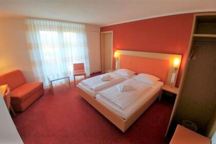 Room 7 of 48