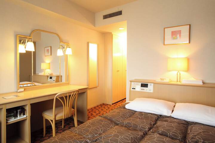 Room 13 of 42