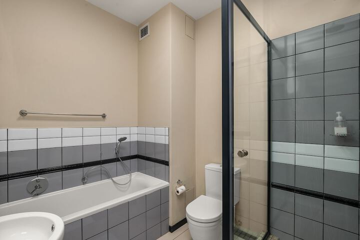 Room 180 of 215