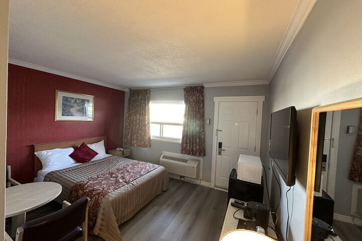 Deluxe Room 1 Queen Bed Refrigerator, Microwave (1 of 5)