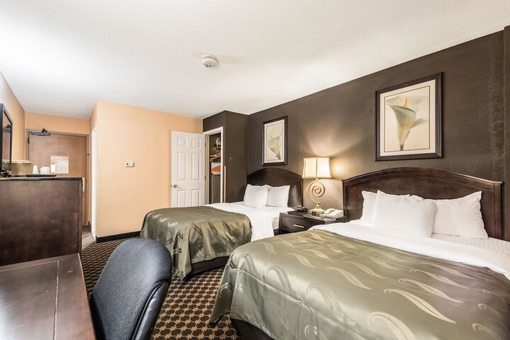 2 Double Beds (8 of 8)