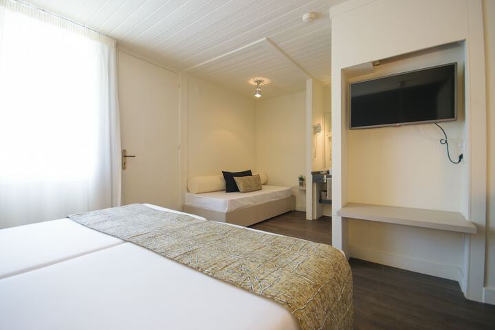 Room 27 of 102