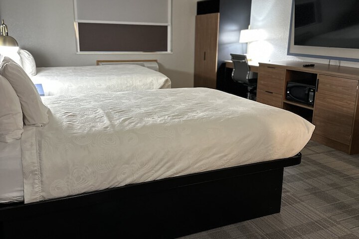 2 Queen Beds (2 of 13)