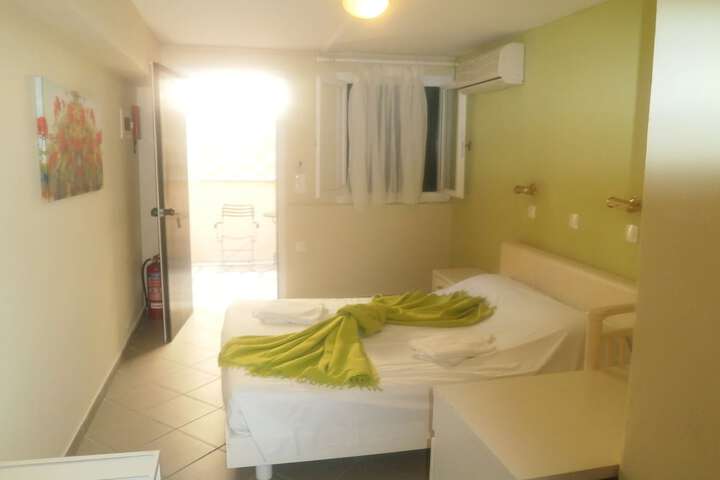 Room 5 of 106