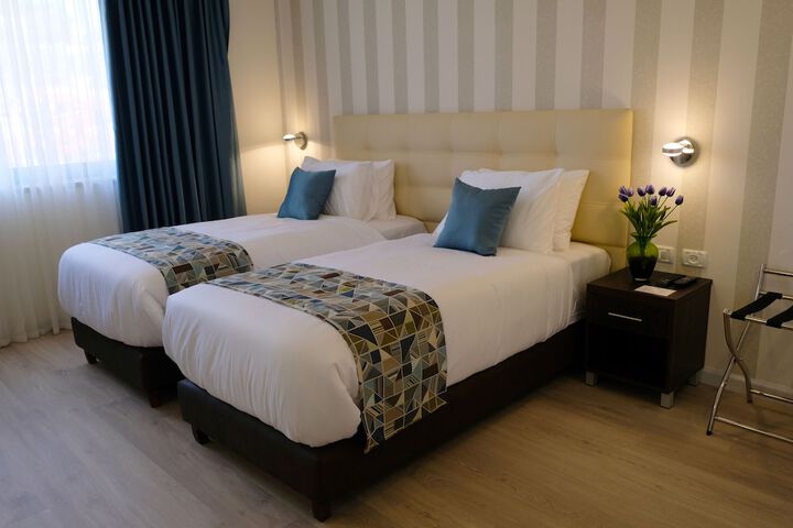 Room 15 of 106