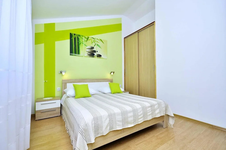 Room 4 of 18