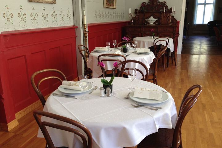 Dining 41 of 53