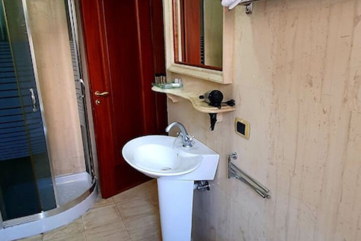 Room 15 of 28