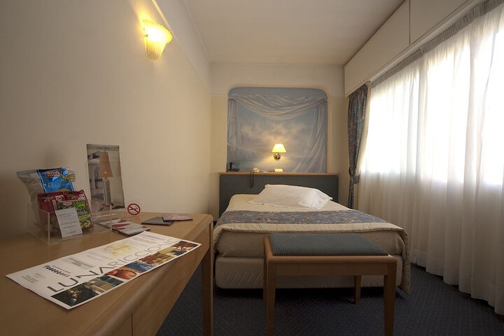 Room 16 of 37