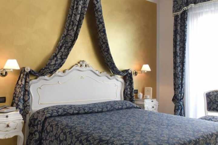 Room 6 of 24