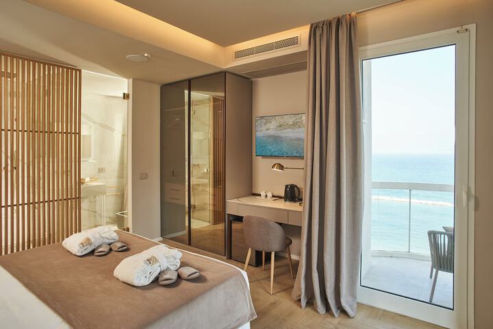 Room 9 of 62