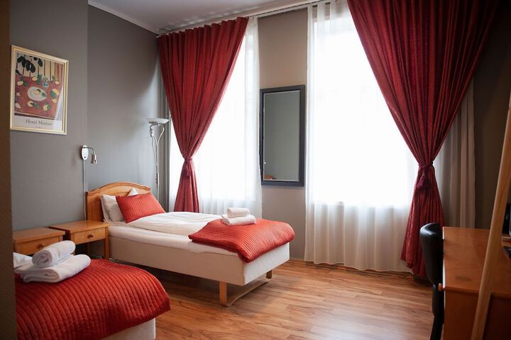 Room 9 of 28