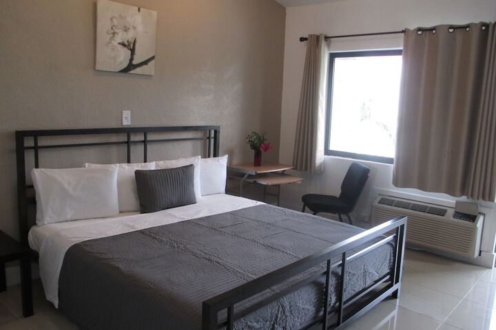 Standard | King Bed (11 of 13)