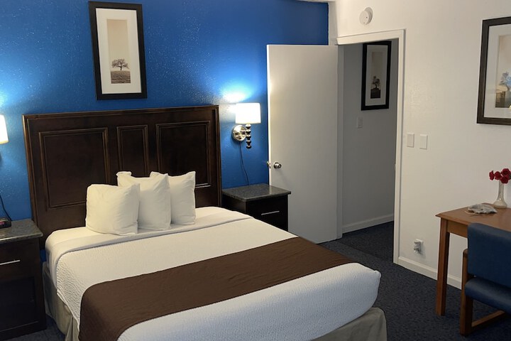 1 Queen Bed (6 of 9)