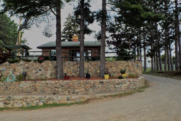 Exterior of Crooked Lake Resort Cabin 4
