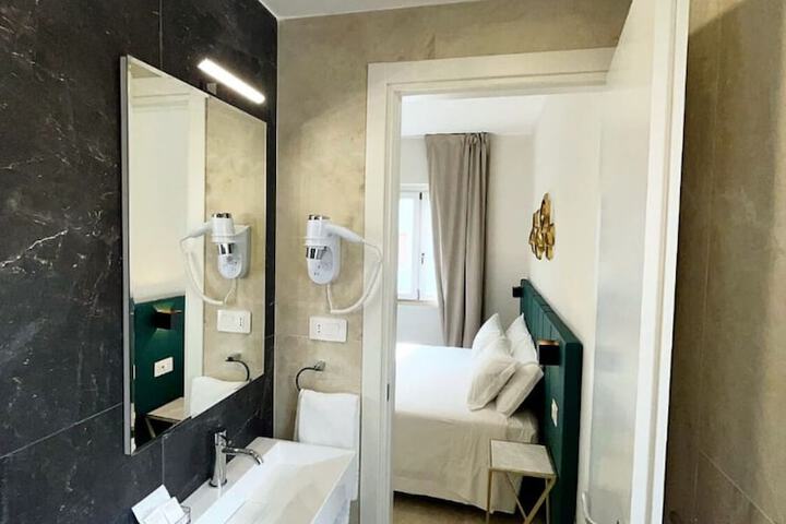 Room 18 of 28