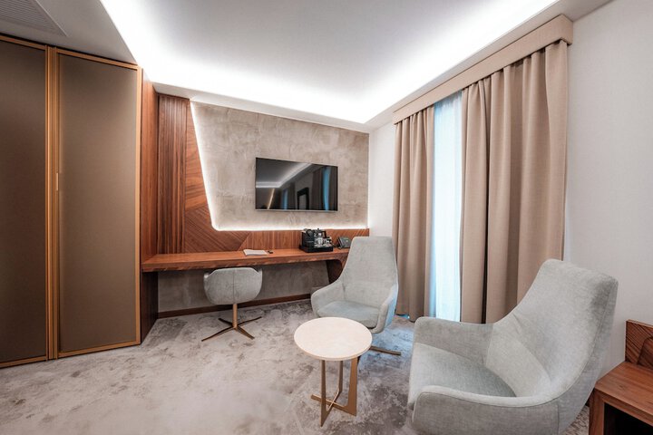 Room 102 of 197
