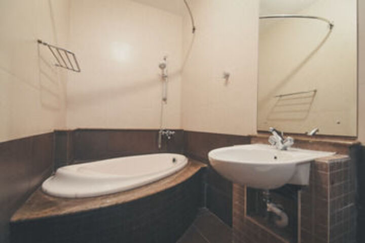 Room 4 of 33