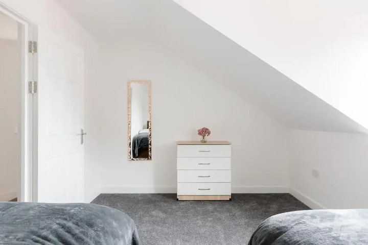 Room 2 of 10