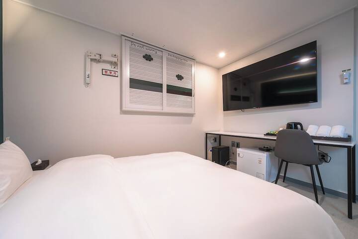 Room 21 of 28