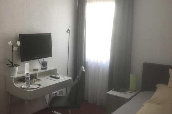 Room 25 of 38