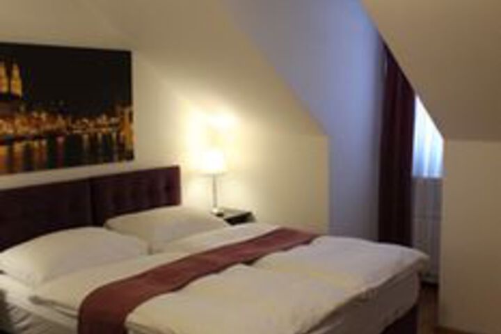 Room 32 of 60