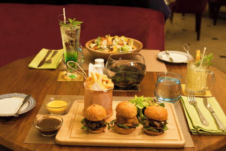 Dining 30 of 35
