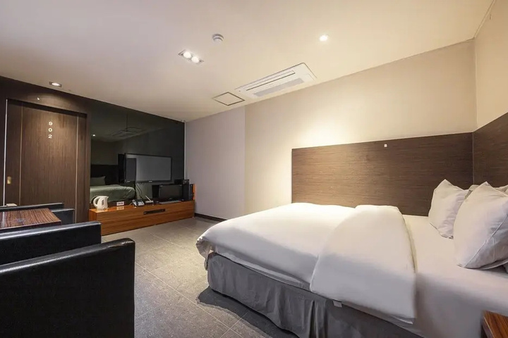 Room 4 of 18