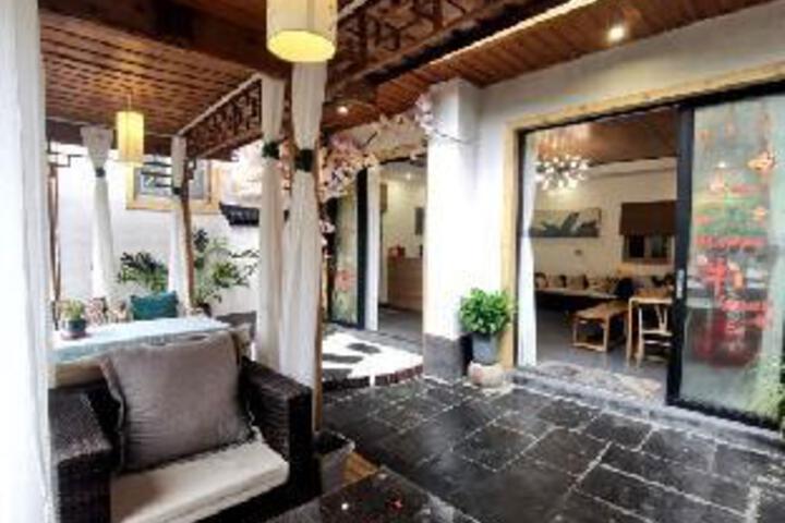 Fenghuang Shanjianxishui Courtyard Inn