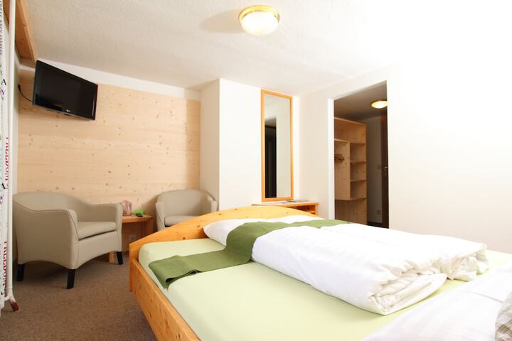 Room 4 of 48