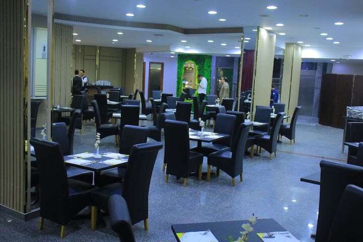 Dining 24 of 42