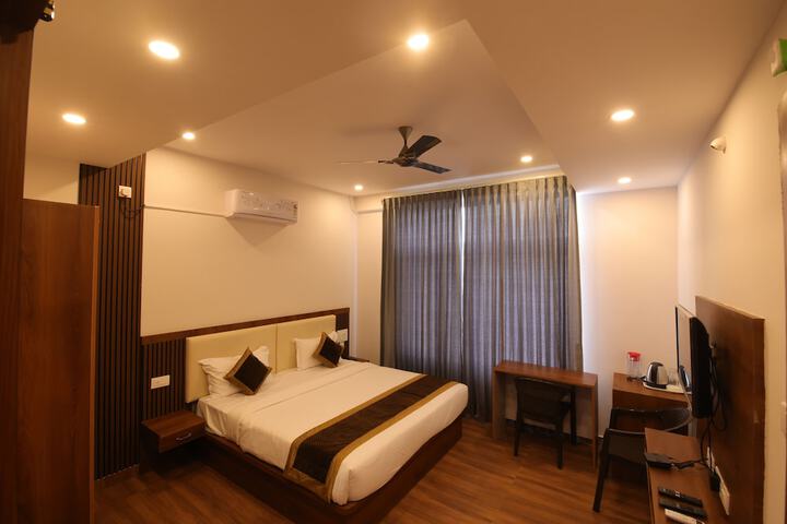 Room 8 of 18