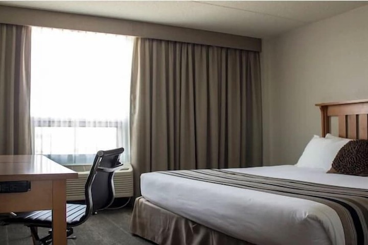 Room 10 of 32