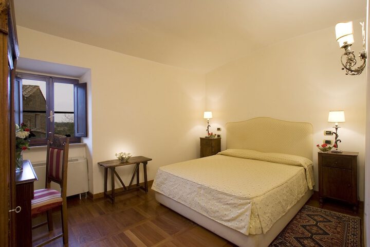 Room 4 of 10