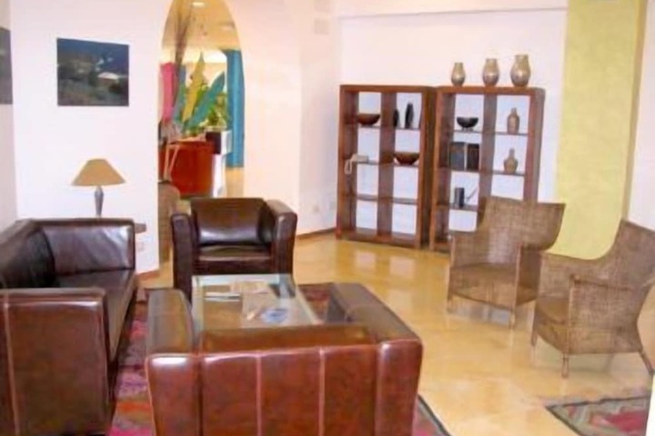 Lounge 13 of 16