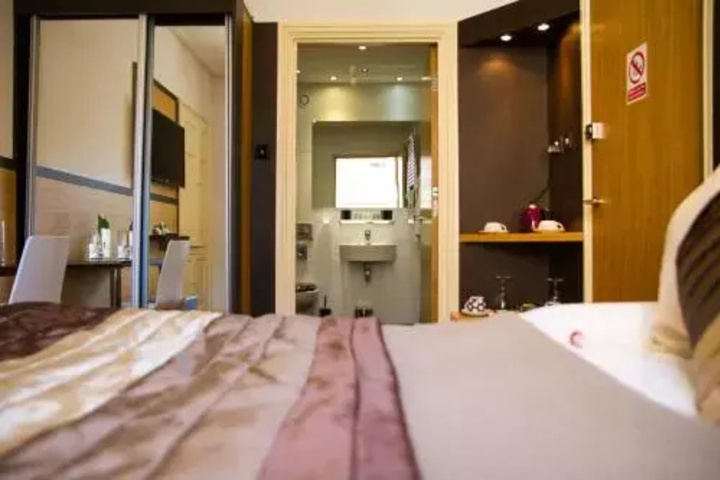 Room 4 of 12