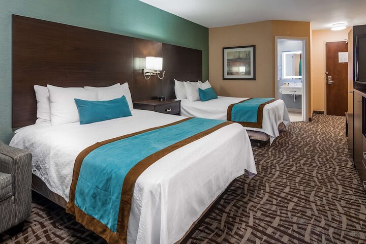 1 Queen Bed Tower Sofa Bed Work Desk Microwave and Refrigerator High Speed Internet Accessible Full Breakfast (6 of 26)