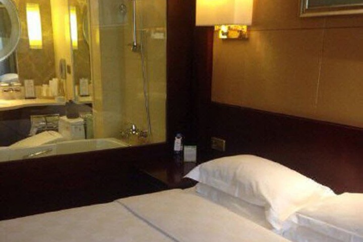 Room 9 of 25