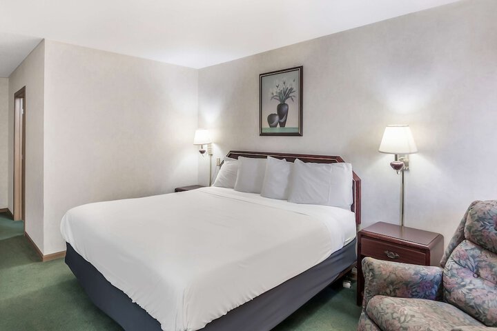 1 King Bed (5 of 15)